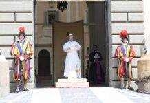 Papież Leon XIV: nawrócenie ekologiczne i apel „Nie jest jeszcze za późno” Papież Leon XIV w białej sutannie przemawia przy mikrofonie w bramie Pałacu Apostolskiego w Castel Gandolfo, po bokach dwaj gwardziści szwajcarscy.