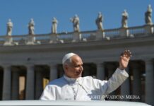 Leon XIV o Gaudium et Spes: Kościół ma służyć człowiekowi i odczytywać znaki czasu Papież Leon XIV w białej sutannie pozdrawia wiernych z papamobile na placu św. Piotra; w tle kolumnada Berniniego z figurami świętych.