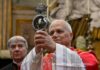 Wrześniowy cud w Neapolu: krew św. Januarego rozpłynęła się ponownie Duchowny unosi relikwiarz z krwią św. Januarego podczas uroczystości, w tle stojący kardynał obserwuje ceremonię
