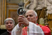 Wrześniowy cud w Neapolu: krew św. Januarego rozpłynęła się ponownie Duchowny unosi relikwiarz z krwią św. Januarego podczas uroczystości, w tle stojący kardynał obserwuje ceremonię