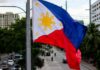 Czas dla Stworzenia na Filipinach 2026: wiara, ekologia i sprawiedliwość Flaga Filipin powiewa nad ruchliwą ulicą w Manili; zdjęcie ilustracyjne do tekstu o obchodach Czasu dla Stworzenia — nie dokumentuje opisywanych wydarzeń