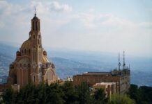 Nowy klasztor klarysek w dolinie Bekaa: znak nadziei dla Libanu w kryzysie Bazylika św. Pawła w Harisie nad zatoką Jounieh w Libanie — zdjęcie ilustracyjne, nieprzedstawiające klasztoru klarysek w Rajaku ani doliny Bekaa.
