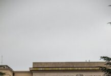 Arcybiskup El Kassis debiutuje w ONZ apelem o dialog i godność człowieka Siedziba Organizacji Narodów Zjednoczonych z flagami państw członkowskich przed budynkiem