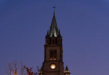 Kościół w Korei Południowej powołuje krajową radę do walki z uzależnieniami Katedra Myeongdong w Seulu o zmierzchu, przed nią iluminacja świetlnych białych róż – zdjęcie ilustracyjne, nie z inauguracji rady ds. uzależnień