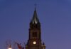 Zapomniana młodzież Korei Południowej. Misjonarz apeluje przed ŚDM 2027 w Seulu Katedra Myeongdong w Seulu o zmierzchu, z instalacją świetlnych białych róż na pierwszym planie — zdjęcie ilustracyjne, nie z opisywanej misji.