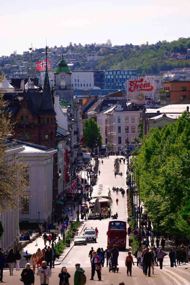 marcel-r-8soI6OrkAZM-unsplash Karl Johans gate w Oslo, główna ulica Norwegii, gdzie toczy się debata o eutanazji