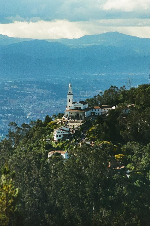 mykyta-kravcenko-RzF2lyPEPZY-unsplash Sanktuarium Monserrate na wzgórzu nad Bogotą, w tle panorama miasta i Andy. Zdjęcie ilustracyjne, nieprzedstawiające wyroku ani inauguracji.