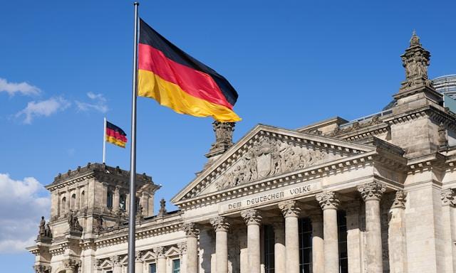 norbert-braun-oMpz5DU19DU-unsplash Flagi Niemiec nad Reichstagiem w Berlinie. Zdjęcie ilustracyjne — nie przedstawia obrad Konferencji Synodalnej ani episkopatu Niemiec.