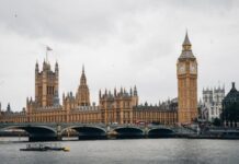 Marsz dla Życia w Londynie: tysiące uczestników i piętnastu biskupów Pałac Westminsterski i Elizabeth Tower z Big Benem nad Tamizą w Londynie; zdjęcie ilustracyjne, nie przedstawia Marszu dla Życia.