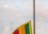 Sri Lanka: kard. Ranjith wzywa rybaków, by odrzucili przemyt narkotyków Flaga Sri Lanki rozwinięta na maszcie, przed nią złocony posąg lwa, obok dwaj wartownicy w ciemnych mundurach — zdjęcie ilustracyjne
