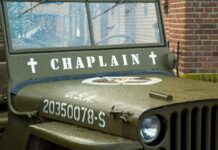 Kapelani wojskowi w Kanadzie bronią prawa do mówienia o Bogu Zabytkowy amerykański jeep wojskowy w kolorze khaki z napisem „CHAPLAIN” i dwoma białymi krzyżami na masce — zdjęcie ilustracyjne