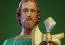 Sam Jezus zachęcił św. Brygidę, by zwracała się do św. Judy Tadeusza Malowana figura św. Judy Tadeusza w zielonej tunice i czerwonym płaszczu, ze złotym toporem w dłoni, na ciemnozielonym tle
