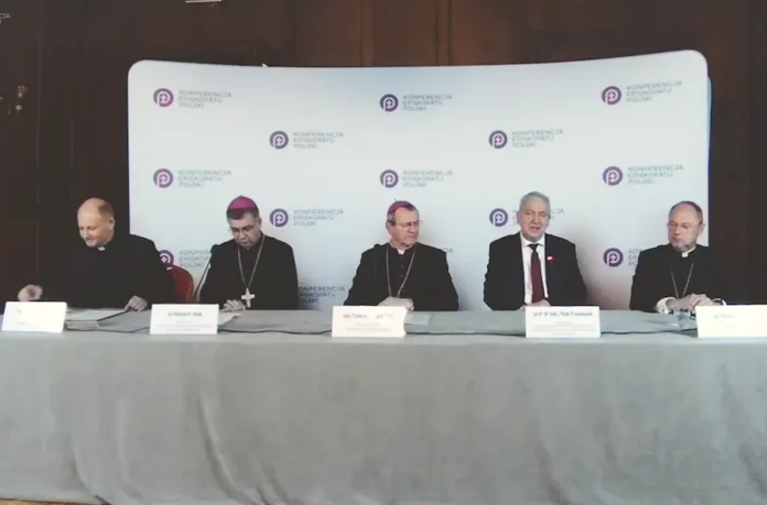 Prof. Piotr Franaszek na konferencji prasowej KEP w Zakopanem Prof. Piotr Franaszek i czterech duchownych przy stole podczas konferencji prasowej, w tle ścianka z logo Konferencji Episkopatu Polski