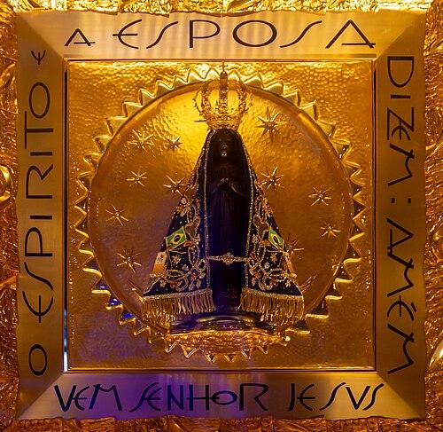 Basilica_of_the_National_Shrine_of_Our_Lady_of_Aparecida_2019_21 Czczona figura Matki Bożej z Aparecidy w złotym ołtarzu bazyliki Narodowego Sanktuarium w Brazylii