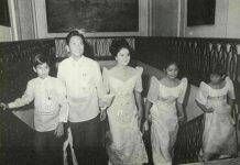 Filipiny: duchowni z młodzieżą przeciw dynastiom politycznym. To kwestia praw człowieka Czarno-białe zdjęcie archiwalne: Ferdinand Marcos z żoną i trojgiem dzieci w strojach filipińskich wchodzi po schodach pałacu w dniu inauguracji w 1969 r.