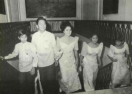 President_Ferdinand_E._Marcos_and_the_First_Family_ascending_the_main_Palace_staircase_on_the_day_of_his_1969_inaugural Czarno-białe zdjęcie archiwalne: Ferdinand Marcos z żoną i trojgiem dzieci w strojach filipińskich wchodzi po schodach pałacu w dniu inauguracji w 1969 r.