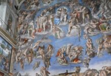 Po raz pierwszy od pięciu wieków Leon XIV i Karol III wymieniają się tytułami religijnymi Papież Leon XIV w czerwonym mucecie i stule oraz król Karol III w granatowym garniturze w Kaplicy Sykstyńskiej, w tle fresk Sądu Ostatecznego