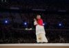 Leon XIV i nowe pokolenie Papież w białej sutannie i czerwonym mucecie ze złożonymi dłońmi na scenie, w tle wypełnione trybuny Stade de France