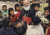 Czcigodny bp Oreste Marengo, misjonarz w północno-wschodnich Indiach, bliżej świętości Zdjęcie archiwalne: bp Oreste Marengo z krzyżem pektoralnym w otoczeniu uśmiechniętych kobiet i dzieci z bukietami kwiatów