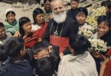 Czcigodny bp Oreste Marengo, misjonarz w północno-wschodnich Indiach, bliżej świętości Zdjęcie archiwalne: bp Oreste Marengo z krzyżem pektoralnym w otoczeniu uśmiechniętych kobiet i dzieci z bukietami kwiatów