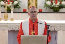 „Jedyną opcją, jaką mamy, jest dialog”: patriarcha chaldejski o współczesnych męczennikach Patriarcha Paweł III Nona w czerwonych szatach i piusce przemawia przy mównicy z mikrofonem przed ołtarzem ze świecami, krucyfiksem i kwiatami