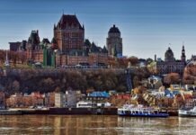 Couillard kwestionuje spuściznę ustawy o MAiD w Quebecu, a debata o rozszerzeniu narasta Zamek Frontenac i Stare Miasto Quebecu na skarpie nad rzeką Świętego Wawrzyńca; przy nabrzeżu cumują promy
