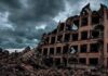Papież prosi Putina o rozejm humanitarny w Ołeszkach. Watykan nasila apele o pomoc i pokój Zniszczony, częściowo zawalony wielopiętrowy budynek i sterty gruzu pod ciemnym, burzowym niebem – zdjęcie ilustracyjne