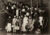 Chińscy biskupi wracają do Rzymu sto lat po historycznych konsekracjach Archiwalne czarno-białe zdjęcie: grupa mężczyzn, w tym duchowni w sutannach i kapeluszach, pozuje na schodach trapu przy burcie statku
