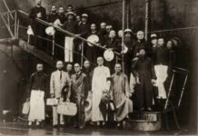 Chińscy biskupi wracają do Rzymu sto lat po historycznych konsekracjach Archiwalne czarno-białe zdjęcie: grupa mężczyzn, w tym duchowni w sutannach i kapeluszach, pozuje na schodach trapu przy burcie statku