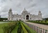 Bengal Zachodni: hinduscy radykałowie oskarżeni o atak na kościół katolicki, ranni wierni Biały marmurowy gmach Victoria Memorial w Kalkucie z kopułą i wieżyczkami, przed nim ogród z różami, żywopłotami i ogrodzeniem, pochmurne niebo